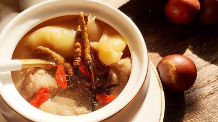 蟲(chóng)草燉瘦肉：滋補(bǔ)美味的家常做法